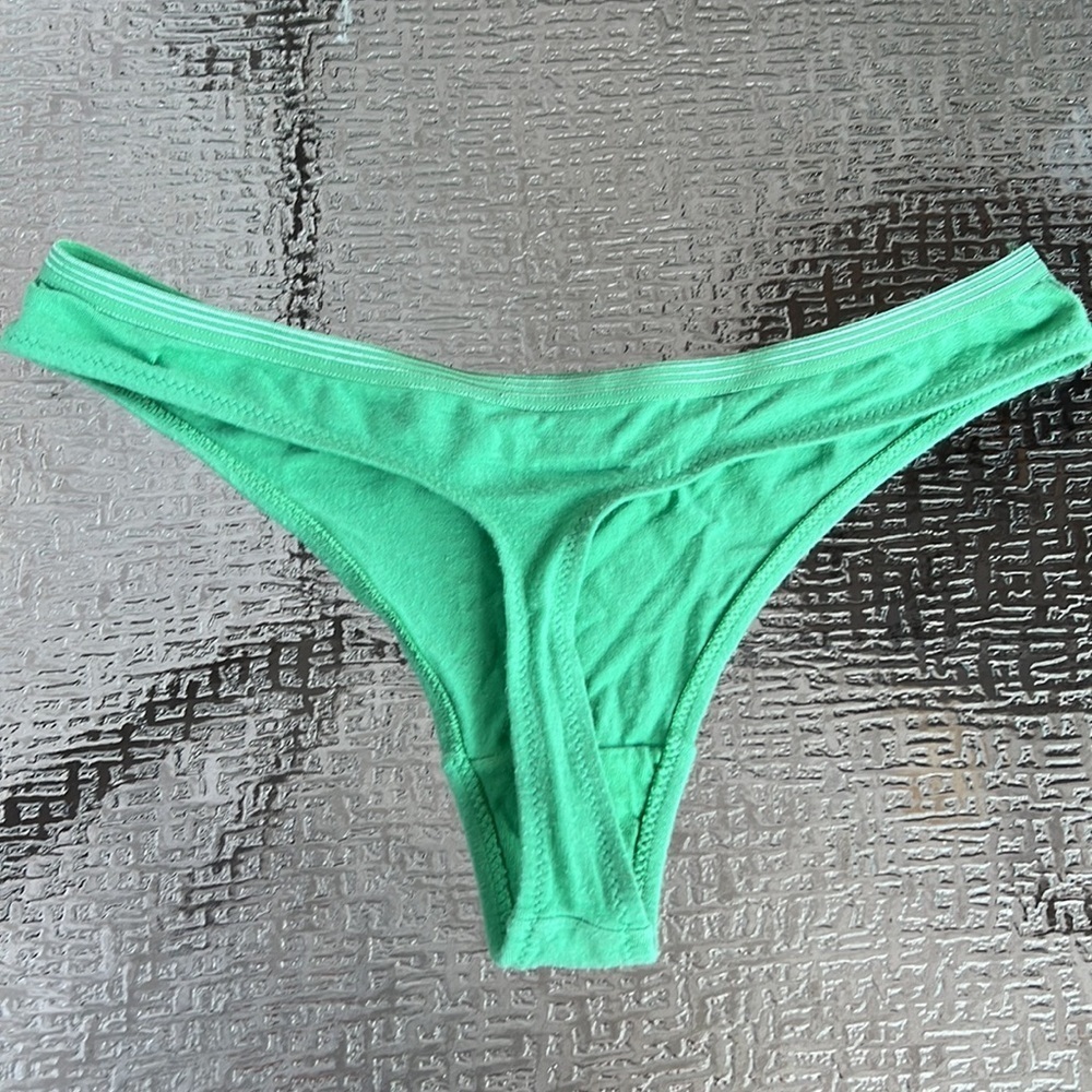 Green thong - Picture 2 of 3